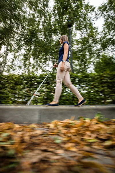 Слепая Женщина Ходит Улицам Города Используя Свою Белую Трость — стоковое фото