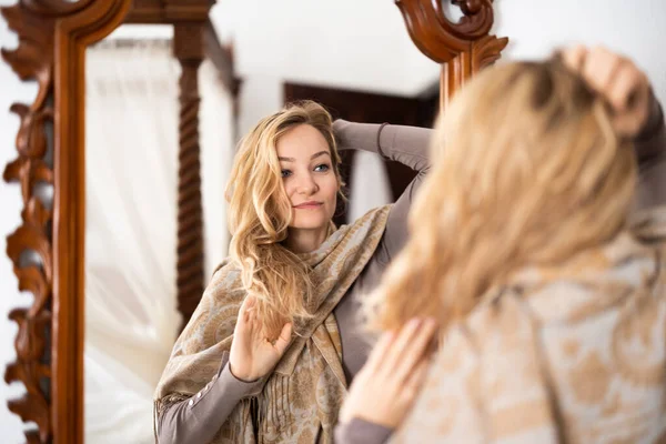 Güzel Genç Bir Kadın Aynanın Karşısına Geçmeye Hazırlanıyor — Stok fotoğraf