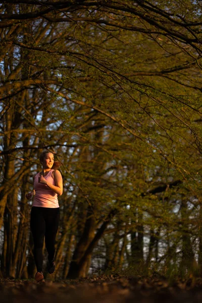 Mulher Bonita Jovem Com Correr Livre Dia Primavera — Fotografia de Stock