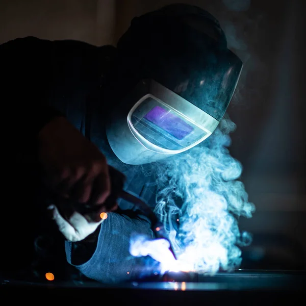 グラインダーで鉄に取り組む男 仕事中の男 粉砕機の切断から火花と火 グラインダー 労働者 — ストック写真