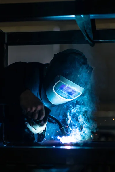 Uomo Che Lavora Ferro Con Smerigliatrice Uomo Lavoro Sparkles Fuoco — Foto Stock