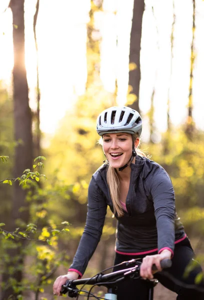 Bonita Mujer Joven Con Bicicleta Montaña Que Dar Paseo Más — Foto de Stock