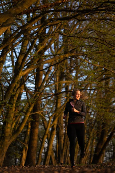 春の日に屋外を走る若い女性 — ストック写真