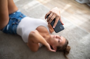 Akıllı telefonuyla selfie çeken çekici genç bir kadın.