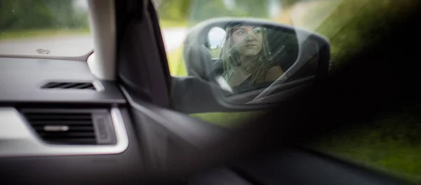 Hübsches Teenager Mädchen Einem Schnell Fahrenden Auto Unterwegs Blick Aus — Stockfoto