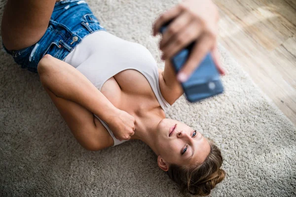 Ελκυστική Νεαρή Γυναίκα Που Παίρνει Selfies Smartphone Της — Φωτογραφία Αρχείου