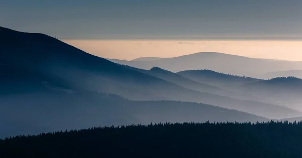 Gebirgsatmosphärische Hochgebirgslandschaft Dichten Nebel Bei Regnerischem Wetter Bergpanorama Dichten Wolken — Stockfoto