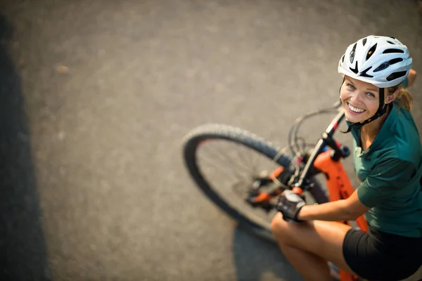Piękna Młoda Kobieta Rowerem Górskim Jadąca Przejażdżkę Poza Granice Miasta — Zdjęcie stockowe
