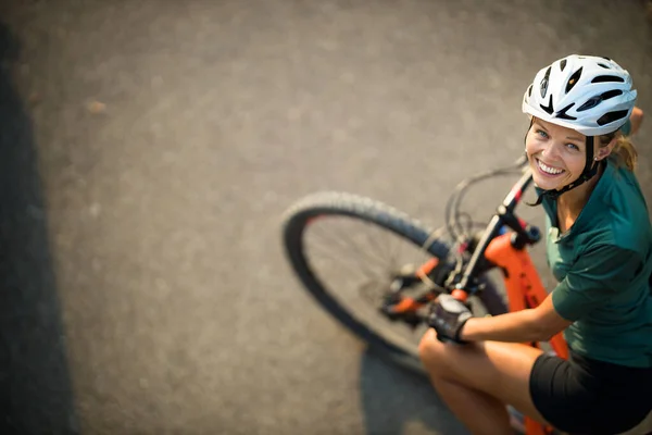 Mulher Bonita Jovem Com Sua Bicicleta Montanha Indo Para Passeio — Fotografia de Stock