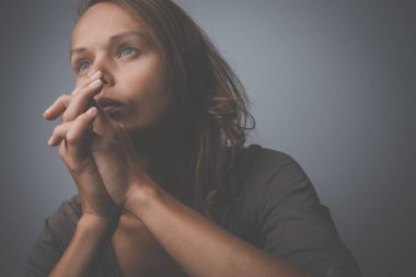 Depresyonda, endişeli genç bir kadın zor bir hayatla karşı karşıya, zihinsel bozukluklar, hastalıklar yaşıyor. Her şeyin daha iyi olması için dua ediyorum..