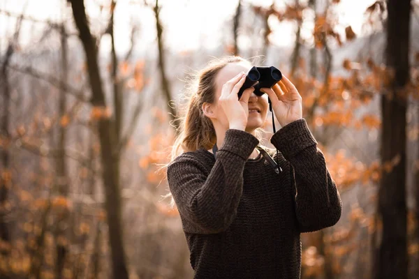 Mujer Joven Con Prismáticos Aire Libre Día Otoño Disfrutando Del — Foto de Stock