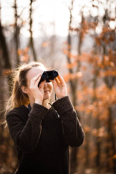 秋の日に双眼鏡を屋外に持つ若い女性 アウトドアを楽しむ — ストック写真