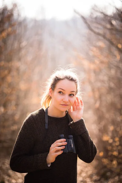 Mujer Joven Con Prismáticos Aire Libre Día Otoño Disfrutando Del —  Fotos de Stock