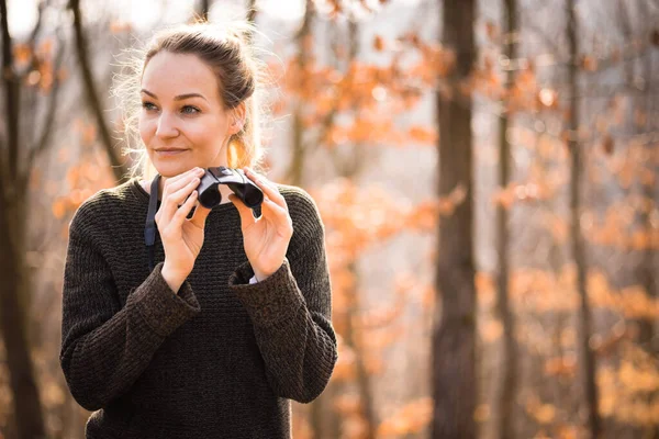Junge Frau Mit Fernglas Einem Herbsttag Freien Die Natur Genießen — Stockfoto