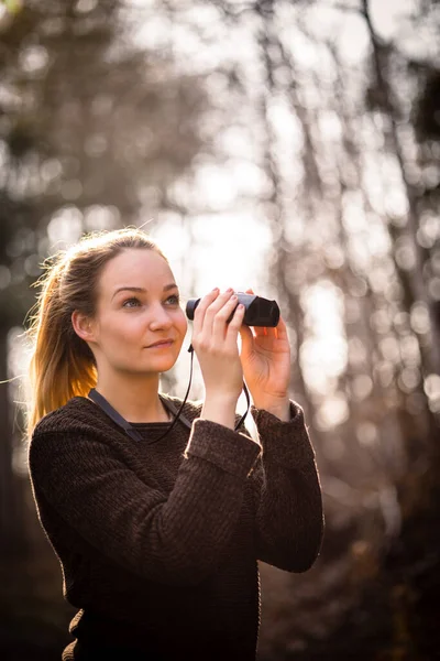 Ung Kvinna Med Kikare Utomhus Höstdagen Njuter Naturen — Stockfoto