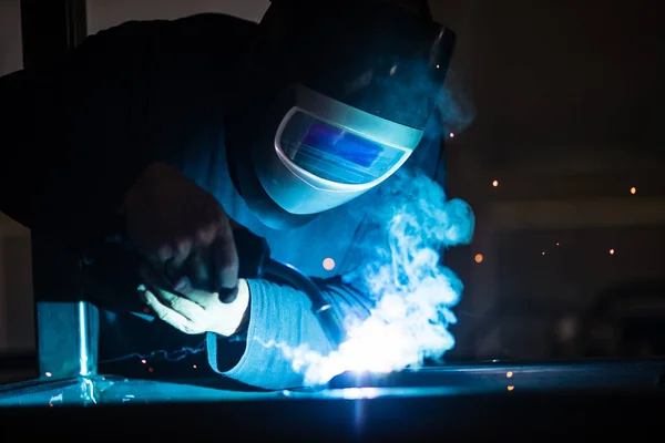 Homem Trabalhando Ferro Com Moedor Homem Trabalho Brilha Fogo Corte — Fotografia de Stock