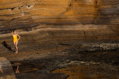 Kayalara vuran dalgalar doğa manzarası ve güzel tropikal deniz yaz mevsiminde dişi bir yüzücüyle deniz manzarası.
