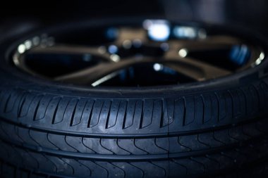 Otomobil lastiği karanlıkta derinlik ve aydınlık, seçici odaklanma