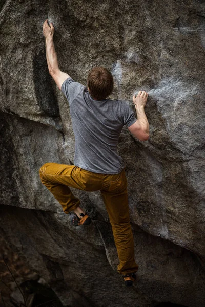 Rock Climber Climbing Boulder Rock Outdoors Group Friends Involved Sports — Stock Photo, Image