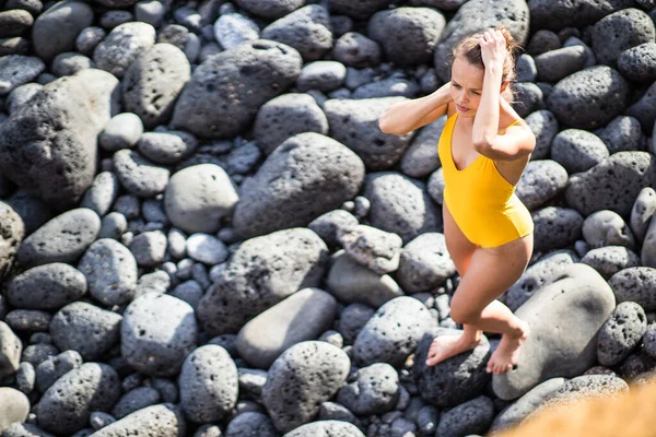 岩の上で波を打ち砕く自然景観と美しい熱帯海と海の海岸線女性の水泳で夏の季節の景色 — ストック写真