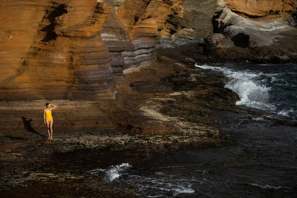 夏天与一位女游泳者一起在岩石景观 自然景观和美丽的热带海洋与海岸景观上冲击海浪 — 图库照片