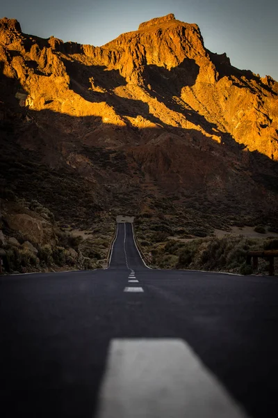 Lång Väg Bergsdal Med Bil Teide Nationalpark Teneriffa Kanarieöarna — Stockfoto