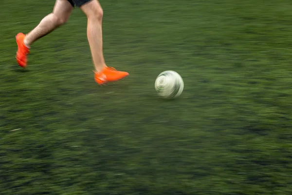 Szybko Poruszające Się Stopy Piłkarza Boisku Podczas Meczu Panoramiczny Obraz — Zdjęcie stockowe