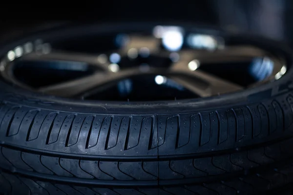 暗闇の中で深さと光を持つ自動車タイヤトレッド 選択的な焦点 — ストック写真