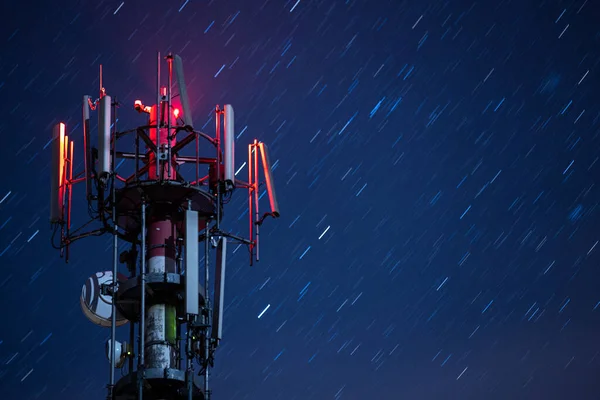 Doğada Hücresel Antenli Telekomünikasyon Kuleleri Büyük Dijital Veri Konsepti — Stok fotoğraf