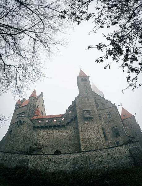 Misty Castelo Gótico Sem Dúvida Enfeitiçado Lugar Cheio Mistério Fantasmas — Fotografia de Stock