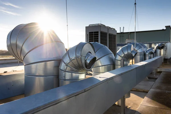 工业建筑屋顶上安装的商业空调和通风系统的外部单元 平房天台排气口 — 图库照片