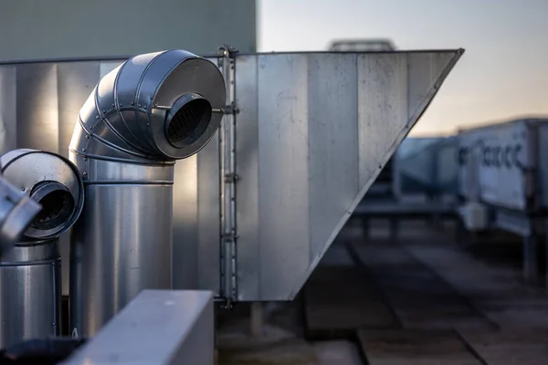 Externe Eenheid Van Commerciële Airconditioning Ventilatiesysteem Geïnstalleerd Industriële Gebouw Dak — Stockfoto