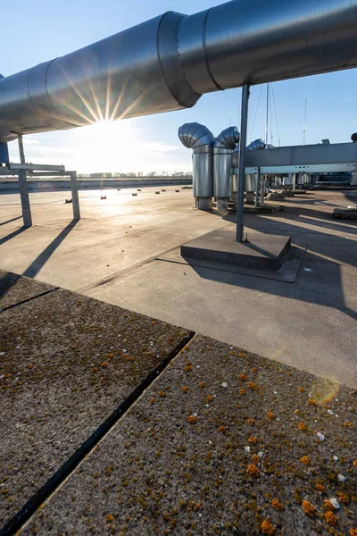 Ticari Havalandırma Havalandırma Sisteminin Dış Ünitesi Endüstriyel Binanın Çatısına Kurulmuş — Stok fotoğraf