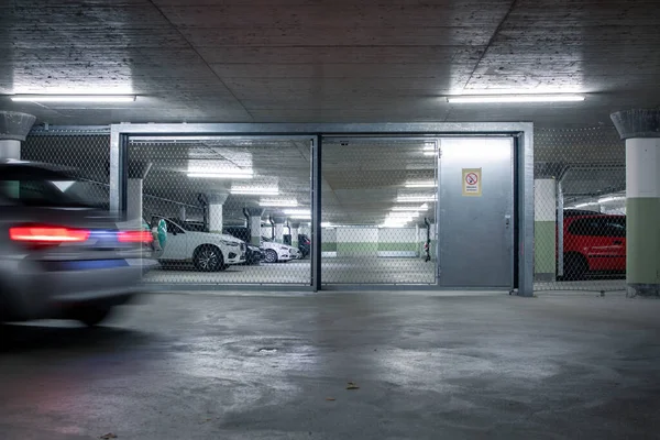 地下停车场 汽车停放在一个没有人的车库里 许多汽车停在车库里 有车的地下停车场 彩色色调图像 — 图库照片