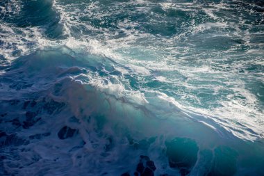 Kayalara vuran dalgalar doğa manzarası ve güzel tropikal deniz yaz mevsiminde dişi bir yüzücüyle deniz manzarası.
