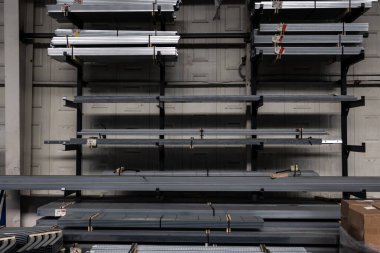 Bir fakülte salonunda ham metal stoku (sığ DOF; renk tonlu resim)