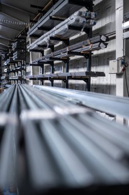 Bir fakülte salonunda ham metal stoku (sığ DOF; renk tonlu resim)