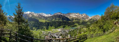 Gündoğumunda Engelberg köyünün Idyllic manzarası, Obwalden, İsviçre Alpleri, İsviçre