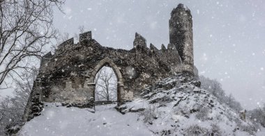 Peri masalı şatosu, sabah sisinin altında şiddetli bir kar yağışı var.