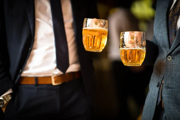 Ludzie Pijący Razem Piwo Firmowej Imprezie Dobrze Ubrani — Zdjęcie stockowe