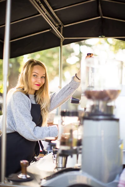 在一个城市的户外流动咖啡店为顾客做咖啡的女律师 — 图库照片