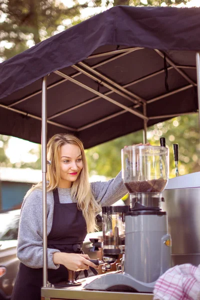 Женщина Барриста Делает Кофе Клиентов Передвижном Кофейном Киоске Открытом Воздухе — стоковое фото