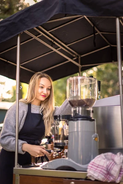 Žena Barrista Dělat Kávu Pro Klienty Mobilním Kavárně Venku Městě — Stock fotografie