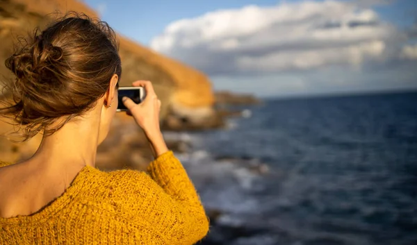 Krásná Mladá Žena Fotografování Svým Smartphonem Během Své Dovolené — Stock fotografie