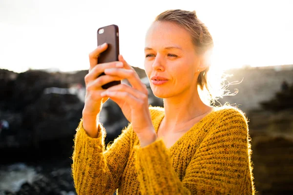 Krásná Mladá Žena Fotografování Svým Smartphonem Během Své Dovolené — Stock fotografie