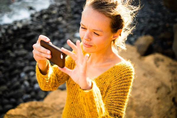 Mulher Bonita Jovem Tirando Fotos Com Seu Smartphone Durante Suas — Fotografia de Stock