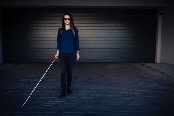 Blind Kvinna Går Stadens Gator Använder Sin Vita Käpp För — Stockfoto