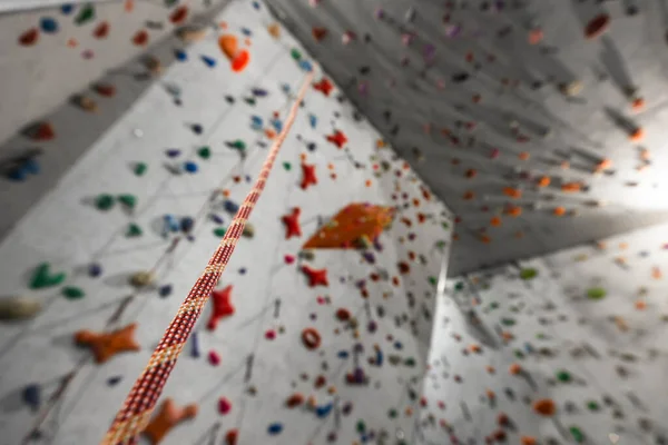 壁や岩の中心部を登る 強さと敏捷性を必要とする極端なスポーツ 登山者 — ストック写真