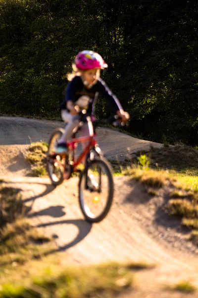 Niña Montando Con Bicicleta Una Pista Calabaza —  Fotos de Stock