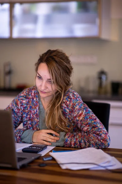 Młoda Uśmiechnięta Studentka Korzystająca Laptopa Elearning Lub Zdalnie Pracująca Biurze — Zdjęcie stockowe